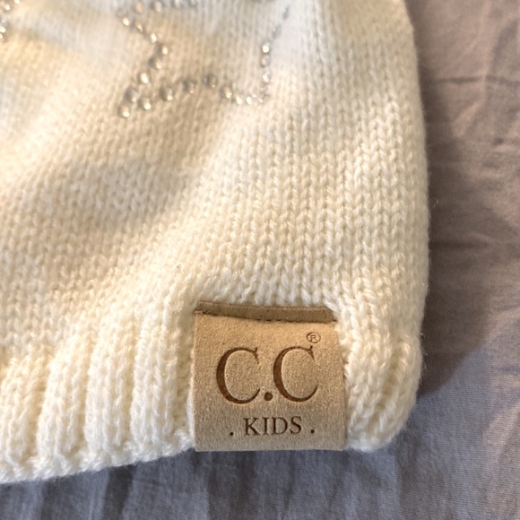 NWT C.C KIDS EXCLUSIVE LITTLE GIRLS IVORY POM BEANIE - Picture 2 of 6